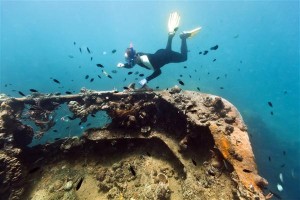 Taucher untersucht Schiffswrack - Kanonenboat bei Lusong Island