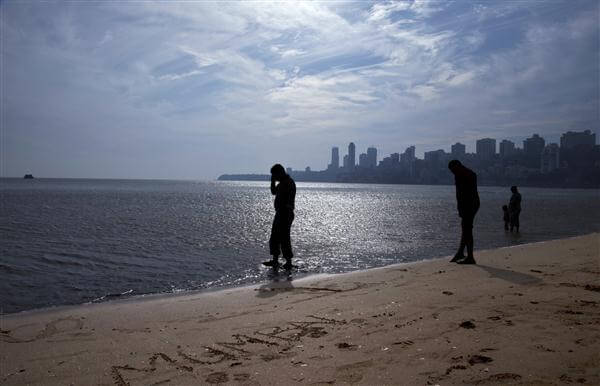 Chowpatty Beach und die Skyline von Mumbai