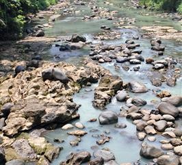 Steine im Fluss - Indonesien