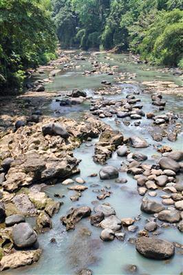 Steine im Fluss - Indonesien