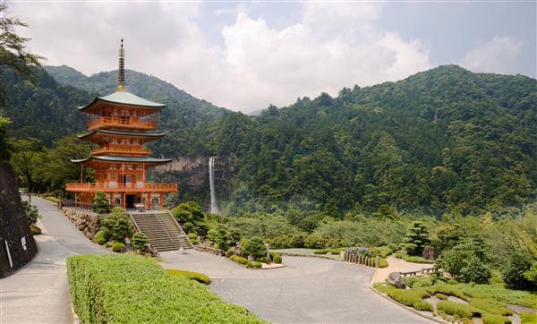 Tempel mit Wasserfall in den Kii-Bergen