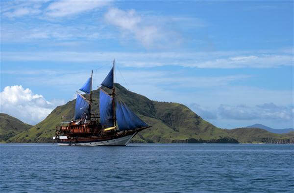 Segelschiff vor Komodo - Indonesien