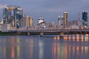 Yodo Fluss mit Skyline - Osaka