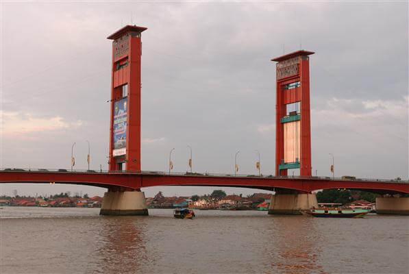Die neue Ampera Bridge in Palembang, die größte Brücke Indonesiens.