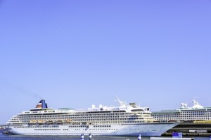 Kreuzfahrtschiff im Yokohama Osanbashi Pier in Japan