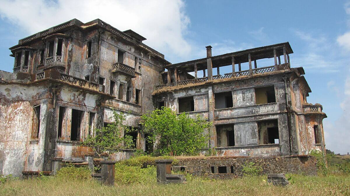 Bokor Hill in Kambodscha: von Trendy64 (Eigenes Werk) [GFDL , via Wikimedia Commons