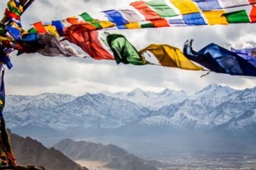 tibet kultur bunte fahnen